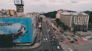 Ukrayna. Kiev. 13 Temmuz 2017. Bağımsızlık Meydanı hava görünümünü. Araba yolda ilerliyorsunuz. Trafik sıkışıklığı. Bina. Şehir Merkezi. Yol işaretleme. Dostluk of Nations kemer görebilirsiniz.