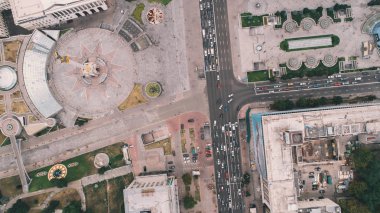 Ukrayna. Kiev. 13 Temmuz 2017. Bağımsızlık Meydanı. Bağımsızlık Meydanı nda havadan görünümü bulunan binalardan. Ukrayna'nın bağımsızlığını anıt. Araba kreshchatik tarafından gidin. Rating.