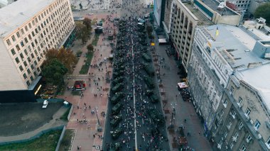 Bağımsızlık Meydanı. Ukrayna. Kiev. 25 Ağustos 2017. Havadan görünümü askeri teçhizat. İnsanlar yolda yürümek. Savaş. Sergi. Devrim gurur. Yaz. Bina. Turuncu devrim. Kiev.
