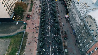Bağımsızlık Meydanı. Ukrayna. Kiev. 25 Ağustos 2017. Havadan görünümü askeri teçhizat. İnsanlar yolda yürümek. Savaş. Sergi. Devrim gurur. Yaz. Bina. Turuncu devrim. Kiev.