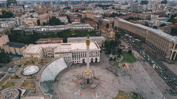 우크라이나 키예프입니다 2017 일입니다 광장입니다 광장에 건물의 기념물의 우크라이나의 자동차는 — 스톡 사진