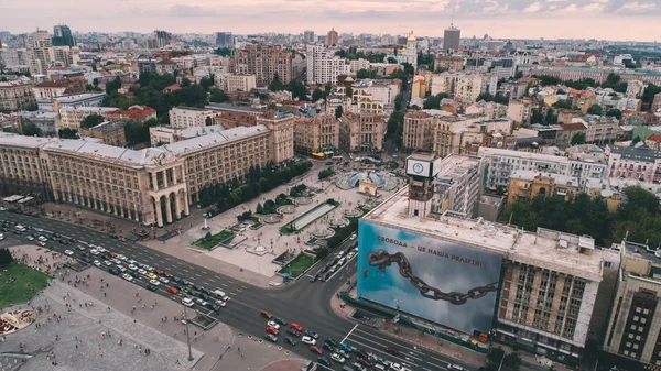 乌克兰 2017年7月13日 独立广场鸟瞰图 汽车正沿着公路行驶 交通堵塞 市中心 人们围着迈丹走 — 图库照片