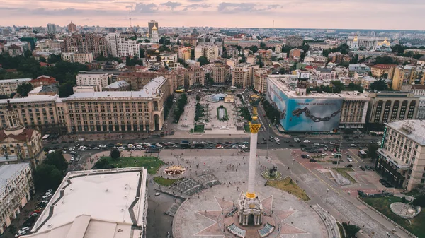 우크라이나 키예프입니다 2017 일입니다 광장입니다 광장에 건물의 기념물의 우크라이나의 자동차는 — 스톡 사진