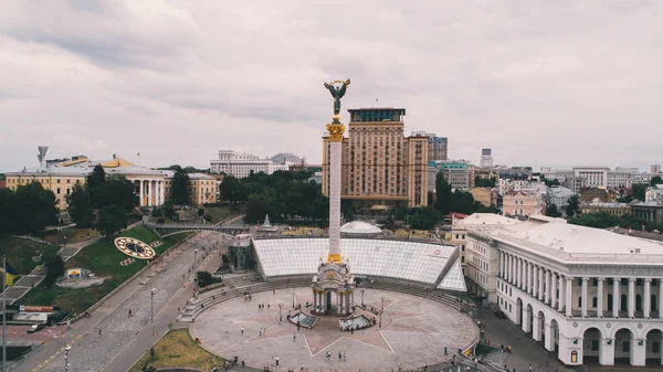 乌克兰 2017年7月13日 独立广场鸟瞰图 乌克兰独立纪念碑 乌克兰酒店 购物中心地球仪 人们围着迈丹走 — 图库照片