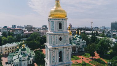 Kiev. Ukrayna. 27 Mayıs 2017. St. Sophia Katedrali. Havadan görünümü. Kilise. Din. Gökyüzü. Bir gün. Yaz. Ağaçlar. Kiev.