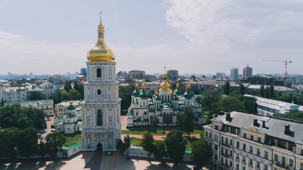 Kiev. Ukrayna. 27 Mayıs 2017. St. Sophia Katedrali. Havadan görünümü. Kilise. Din. Gökyüzü. Bir gün. Yaz. Ağaçlar. Kiev.