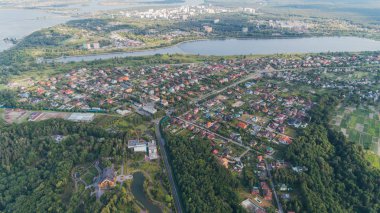 Havadan görünümü konut. Nehir. Ağaçlar. Orman.