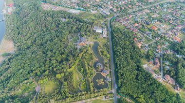 Havadan görünümü konut. Ağaçlar. Orman.