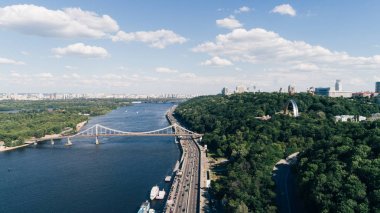 Kiev. Ukrayna. 18 Haziran 2017. Nehir istasyonu. Yaya Köprüsü'nün havadan görünümü. Dnieper. Kiev.