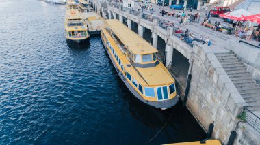 Kiev. Ukrayna. 18 Haziran 2017. Nehir istasyonu. Geminin havadan görünümü. İnsanlar. Yaz.