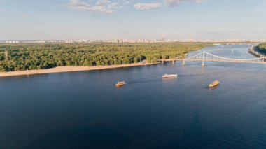 Nehrin havadan görünümü. Dnieper. Orman.