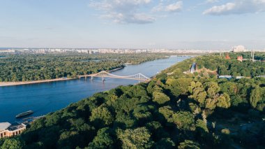 Nehrin havadan görünümü. Dnieper. Orman.