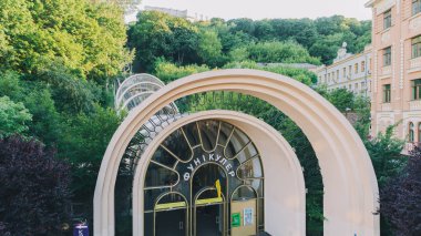 Kiev. Ukrayna. 18 Haziran 2017. Füniküler. Havadan görünümü. Giriş. Ağaçlar.