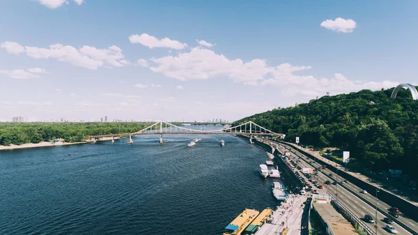 Kiev. Ukrayna. 18 Haziran 2017. Nehir istasyonu. Yaya Köprüsü'nün havadan görünümü. Dnieper. Kiev.