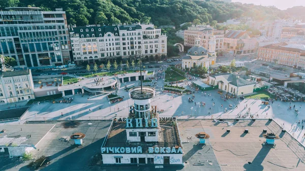 Kiev. Ukrayna. 18 Haziran 2017. Posta Meydanı. Havadan görünümü. İnsanlar. Bina.