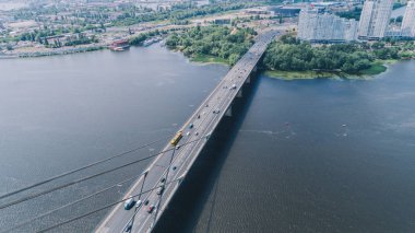 Moskova köprü. 21 Haziran 2017. Kiev. Ukrayna. Havadan görünümü. Araba trafik.