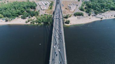 Moskova köprü. 21 Haziran 2017. Kiev. Ukrayna. Havadan görünümü. Araba trafik.