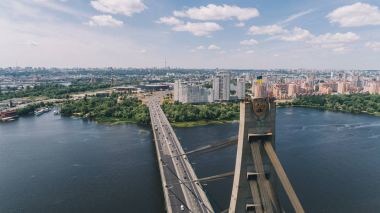 Moskova köprü. 21 Haziran 2017. Kiev. Ukrayna. Havadan görünümü. Köprünün üstündeki Ukrayna bayrağı.