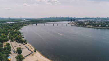 Moskova köprü. 21 Haziran 2017. Kiev. Ukrayna. Dinyeper Nehri'nin havadan görünümü.