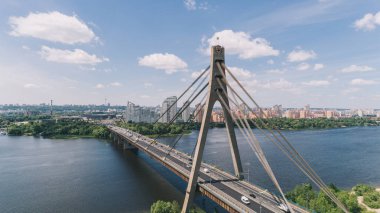 Moskova köprü. 21 Haziran 2017. Kiev. Ukrayna. Havadan görünümü. Araba trafik.