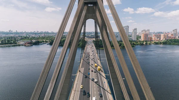 Автомобілі Їдуть Мосту Річка Вид Повітря — стокове фото