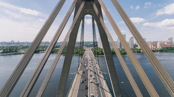 Автомобілі Їдуть Мосту Річка Вид Повітря — стокове фото