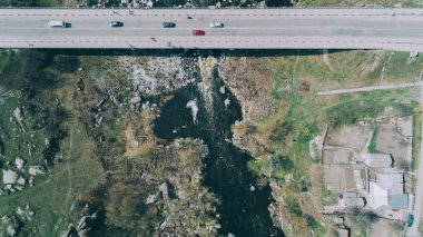 Nehrin havadan görünümü. Arabalar köprü. Dalgalar. Taşlar. Doğa. Ukrayna.