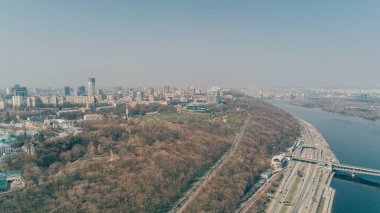Metro Dnepr. 13 Nisan 2018. Kiev. Ukrayna. Binaların havadan görünümü. Orman.