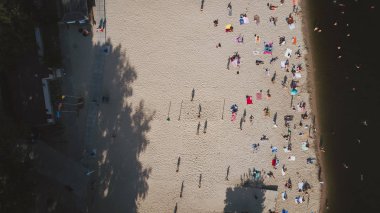 İnsanlar plajda güneşlenirken. Havadan görünümü. Yaz. Bir gün. Kiev. Ukrayna.