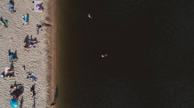 İnsanlar plajda güneşlenirken. Havadan görünümü. Yaz. Bir gün. Kiev. Ukrayna.