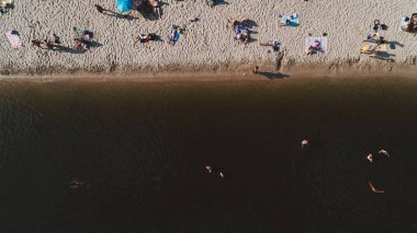 İnsanlar plajda güneşlenirken. Havadan görünümü. Yaz. Bir gün. Kiev. Ukrayna.