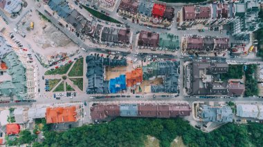 Renkli binalar. Yolda araba var. Havadan görünümü.