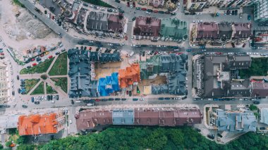 Renkli binalar. Yolda araba var. Havadan görünümü.