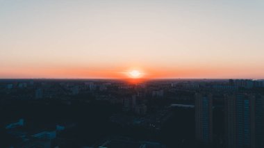 Gün batımı. Havadan görünümü. Gökyüzü bulutlardır.