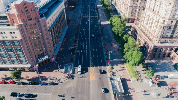 Kiev. Ukrayna. 9 Haziran 2017. Kiev Tsum. Khreshchatyk'a. Havadan görünümü Tsum. Sokaklar. İnsanlar. Yol. Arabalar. Bina. Ağaçlar. Yaz. Güneş parlıyor. Şehir Merkezi.