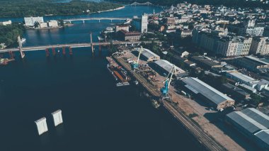 Tersane hava görünümünü. Yaz. Mavi gökyüzü. Vinç. Dinyeper Nehri.