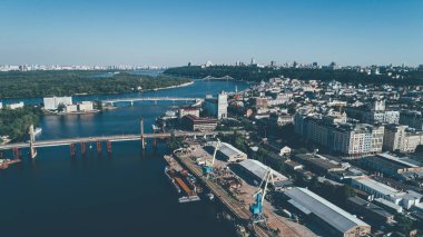 Tersane hava görünümünü. Yaz. Mavi gökyüzü. Vinç. Dinyeper Nehri.