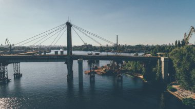 Havadan görünümü köprü. Dinyeper Nehri. Yaz. Tersane.