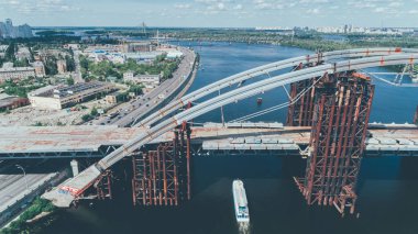 Posta alanı. 20 Haziran 2017. Kiev. Ukrayna. Köprünün havadan görünümü.