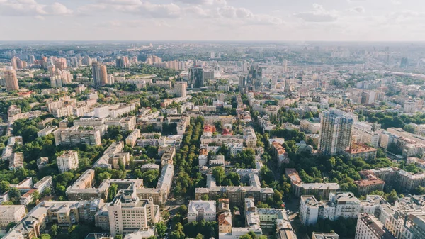 Mariinsky Park. 17 Temmuz 2017. Kiev. Ukrayna. Metropolde binaların havadan görünümü.