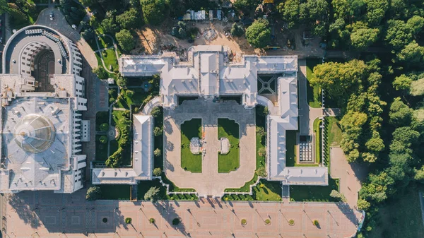Ukrayna Verkhovna Rada. 17 Temmuz 2017. Kiev. Ukrayna. Binanın havadan görünümü. Park.