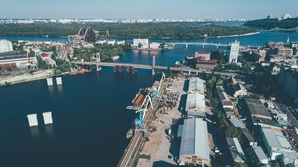 造船厂的鸟瞰图 起重机 第聂伯河河 — 图库照片