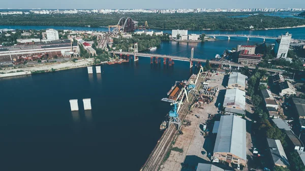 Tersane hava görünümünü. Yaz. Mavi gökyüzü. Vinç. Dinyeper Nehri.