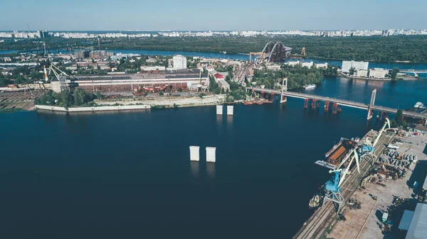 Tersane hava görünümünü. Yaz. Mavi gökyüzü. Vinç. Dinyeper Nehri.