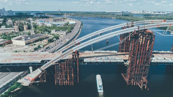 Posta alanı. 20 Haziran 2017. Kiev. Ukrayna. Köprünün havadan görünümü.
