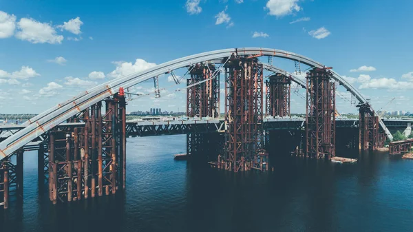 Havadan görünümü köprü. Dinyeper Nehri. Kiev. Ukrayna.