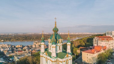 St Andrew's Kilisesi. 20 Nisan 2018. Kiev. Ukrayna. Havadan görünümü katedral. Din. Bina. Ağaçlar.