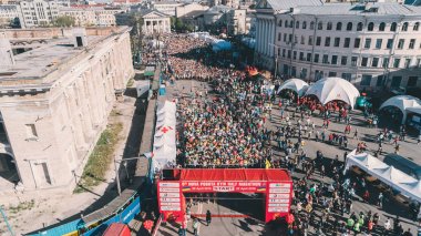 Nova Poshta Kiev yarı maraton. 22 Nisan 2018. Kiev. Ukrayna. Sporcuların havadan görünümü. Birçok kişi.