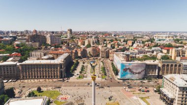 Ukrayna. Kiev. 3 Haziran 2017. Bağımsızlık Meydanı. Kiev bağımsızlık Anıtı hava görünümünü. Şehir merkezinde. Çeşmeler. Arabalar. İnsanlar. Güzel manzara. Yaz. Bir gün. Güneş Panorama. Gökyüzü