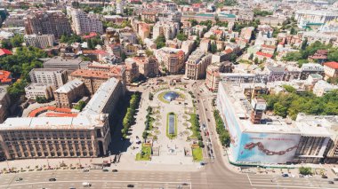 Ukrayna. Kiev. 3 Haziran 2017. Bağımsızlık Meydanı. Eski binaların havadan görünümü. Şehir Merkezi Kiev. Çeşmeler. Güzel manzara. Yaz. Bir gün. Güneş devrim gurur. Göksel yüz. İnsanlar.